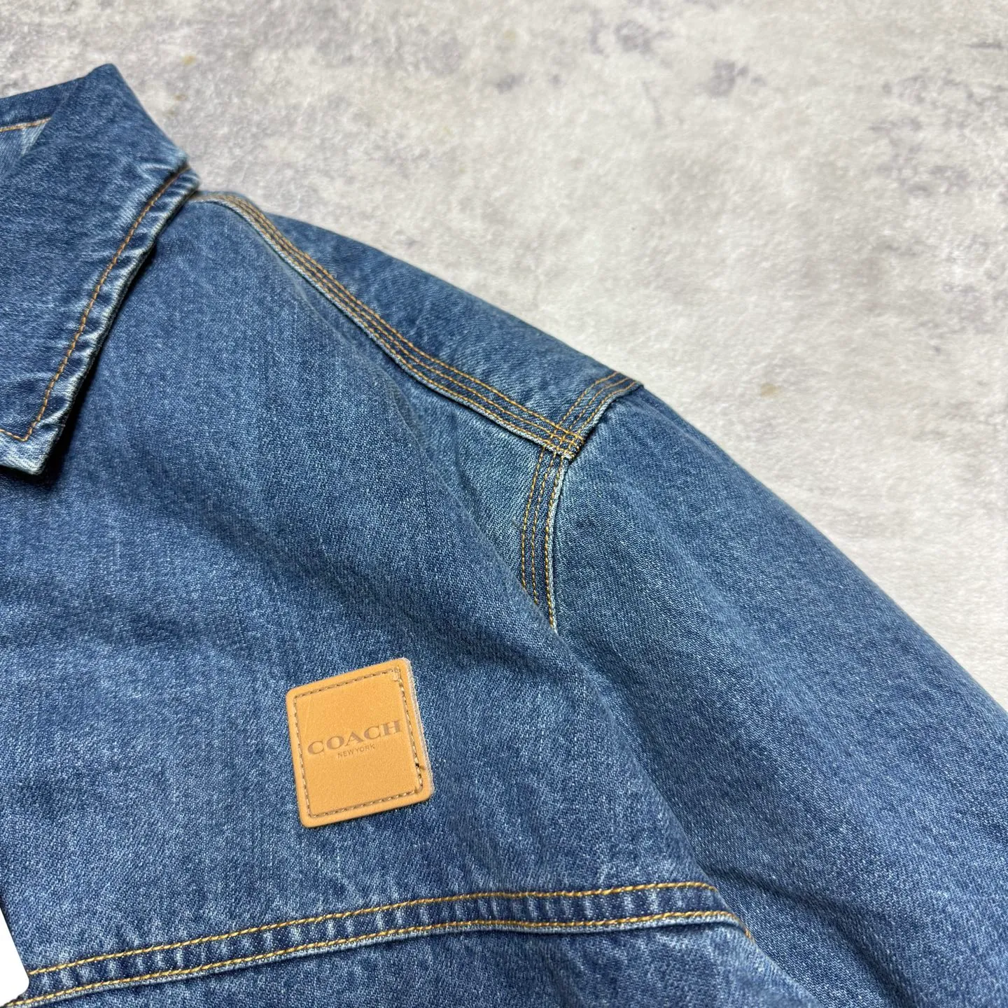 Available for new shipment in early spring! COH men's American Retro workwear Detroit washed distressed denim lapel cotton splicing zipper jacket, very Retro Blue denim, denim will never go out of style. The upper body of various experts shows how handsome he is. This style is very casual yet a bit gentlemanly. It is not so ostentatious, but the upper body makes the whole person look tall and elegant. That is, you only need to wear this coat. You don’t have to think about the overall matching, it’s casual and fashionable to wear casually. This can be worn by both men and women, and the fit is very correct. Shipped by a trading company and produced on a large assembly line, the quality is absolutely superb. The overall wiring is smooth and neat, and the inner lining is made of pure cotton, which is breathable and comfortable and has excellent skin fit. It's definitely the quality that goes in and out of the mall. The whole set of hardware is made by Koujia with logo letters. The texture of ancient silver matches the whole dress very well. The Genuine Leather leather label on the front chest is beautifully embellished. Really high quality. The shopkeeper’s own money. 🤗🤗🤗 Color: Washed Retro denim blue Size: M-XXL (equivalent to M-XXL) Fabric: Denim (Composition: Cotton) M size: Length 68CM Bust 118CM Shoulder width 53CM Sleeve length 62CM (Reference height 165-170CM Weight 110-130 catties) L size: Length: 70CM Bust 122CM Shoulder width 54CM, sleeve length 63CM (reference height 170-175CM, weight 130-150 catties) XL code: length: 72cm, bust: 126cm shoulder width: 55cm, sleeve length: 64cm (reference height 175-180CM, weight 145-165 catties) XXL code: length: 74cm, bust: 130cm, shoulder width: 56cm Sleeve length: 65cm (reference height 180-185CM, weight 165-185 catties)